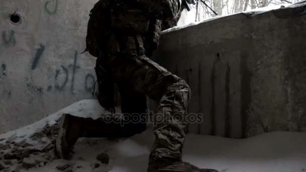 Tentara dengan senjata membela bangunan di musim dingin — Stok Video