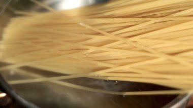 Spagetti tuzlu suda kaynatılır. Makarna demlemek. Yemek yemek. Hazırlık gıda