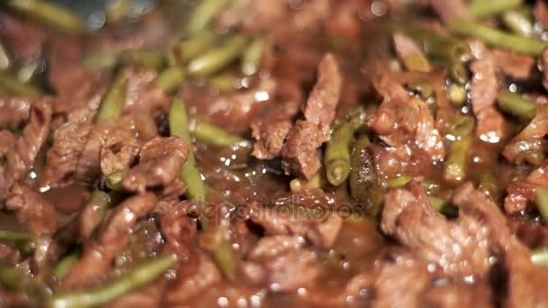 Rundvlees stoven kleine stukjes infrying pan. Koken voedsel. Voorbereiding voedsel — Stockvideo