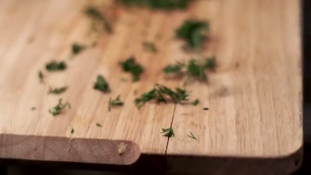 Μαγειρέψτε μαχαίρια ματσάκι φρέσκο άνηθο σε ξύλινη σανίδα. Συστατικά τροφίμων — Αρχείο Βίντεο