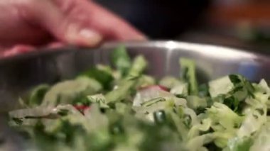 Chef malzemeler bir kase sebze salatası karışımları. Hazırlık salata