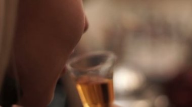 Kız küçük cam bir barda viski içer. Sarışın kız konyak tatma içinde bar