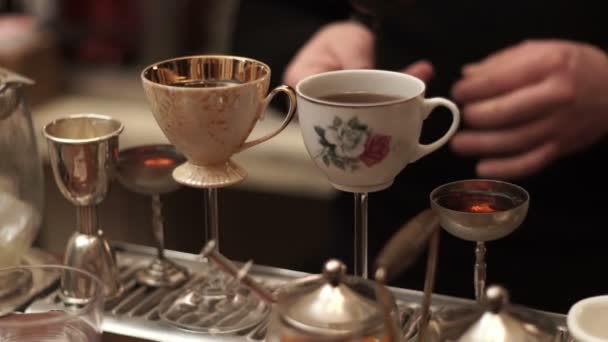 Ceremonia tradicional del té en el bar. Tazas originales con té — Vídeo de stock