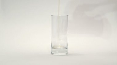 Meyve suyu cam ölçek sarı. Suyu bir bardak doldur. Komposto ile cam