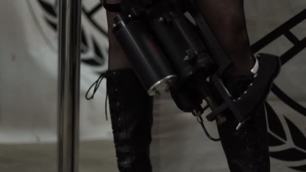 Сексуальная девушка в военной форме с автоматом в руках. Женщина с оружием — стоковое видео