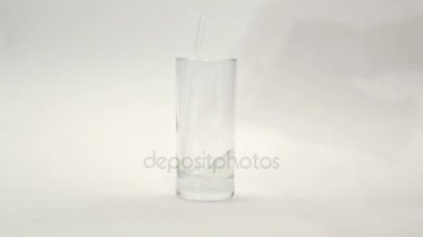 Meyve içecek cam kabı dökülen. Komposto ile cam. Cam suyu