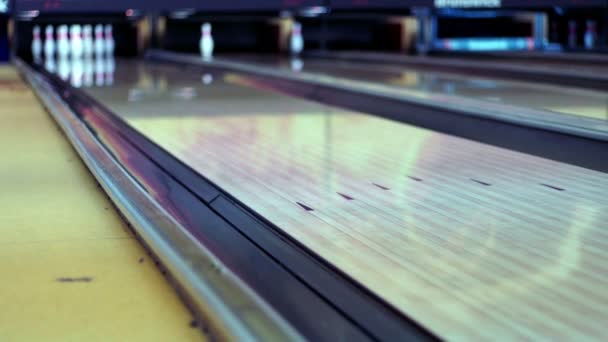 Bola de boliche na pista de bowling — Vídeo de Stock