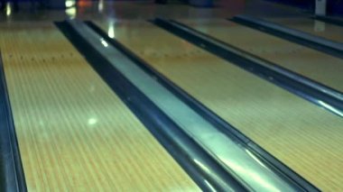 Bowling topu bowling salonu yavaş hareket üzerinde