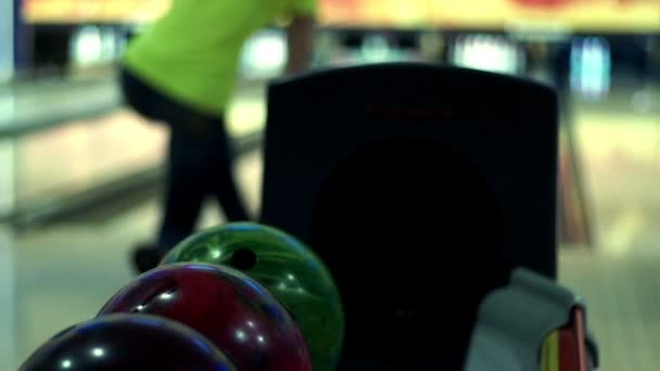 Partita di bowling. Palle da bowling si trovano sul supporto — Video Stock