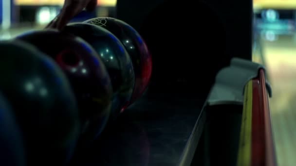 Bowlingové koule v misce výtah. Hra bowling — Stock video