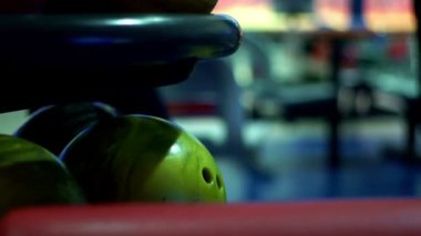 Çok renkli bowling club ağır çekim bowling topları