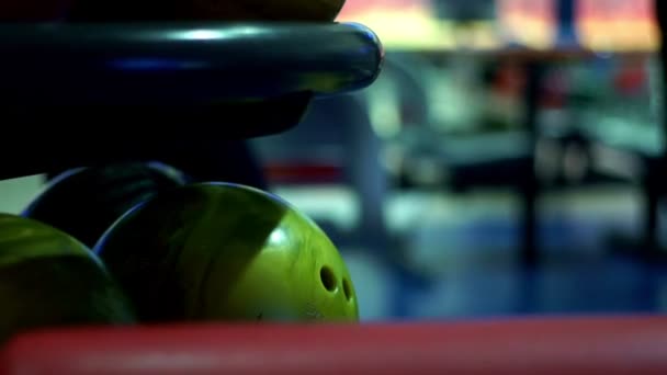 Multicolor bowling ballen in bowling club Slowmotion — Stockvideo