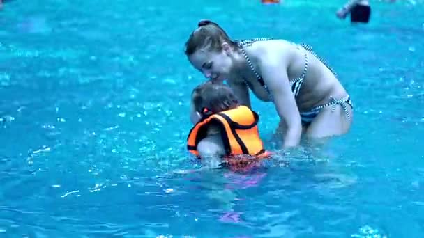 Mãe e filho brincando na piscina. Filho e mãe na piscina de água — Vídeo de Stock