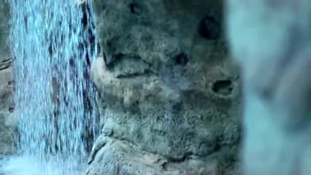 Strömmar vatten som rinner från vattenfall kaskad — Stockvideo