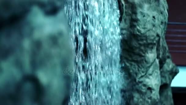 Waterval op steenachtige achtergrond. Stromend water Slowmotion — Stockvideo