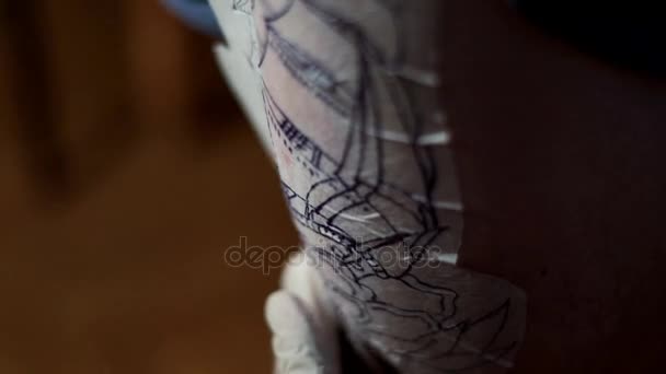 Proces voorbereiden van een tatoeage. Tattoo ontwerp — Stockvideo