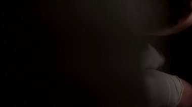 Dövmeci dövme makinesi ile bir istemci dövme