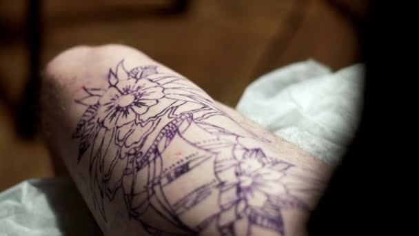 Skica tetování na těle zblízka. Tetování design