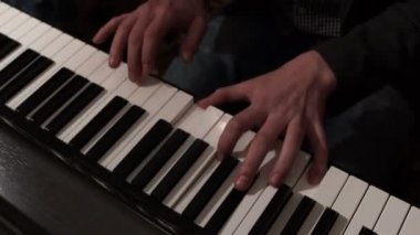 Erkek oynarken piyano eller. Müzik aleti çalmaya. Klavye aracı