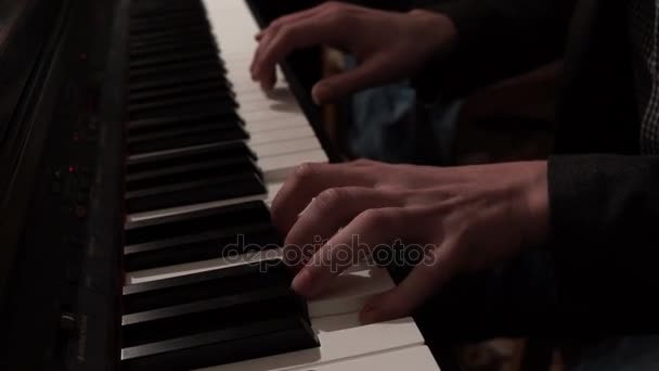 Mano de hombre tocando un instrumento de teclado. Hombre tocando música en el piano — Vídeos de Stock