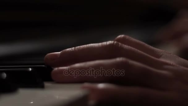 Tocar piano. Instrumento musical tocando. Instrumento de teclado — Vídeo de Stock