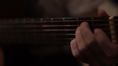 Akustik gitar çalmaya gitarist müzisyen. Gitar müzik çalma