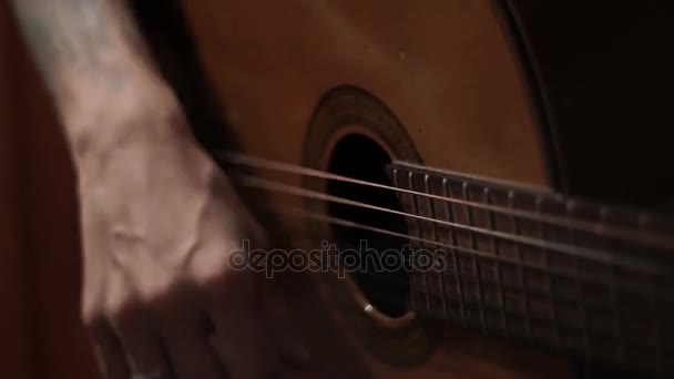 Κιθάρα μουσικός παίζοντας μουσική. Ο άνθρωπος χέρι παίζοντας μουσική σε μια ακουστική κιθάρα — Αρχείο Βίντεο