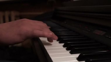 Erkek oynarken piyano eller. Müzikal konser piyano. Klavye aracı