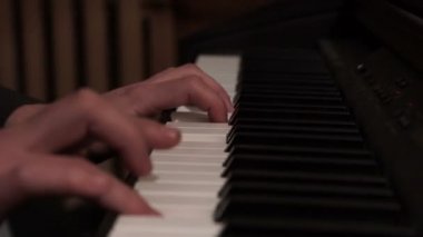 Erkek parmak piyano çal. Müzik aleti çalmaya. Müzik piyano çal