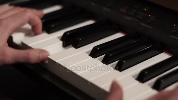 Mãos masculinas a tocar piano. Tocar piano. Instrumento de teclado — Vídeo de Stock