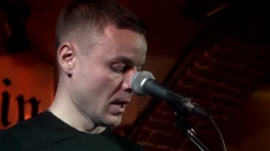 Rock konserinde sahne alanı üzerinde mikrofon portre yakışıklı müzisyen şarkı şarkı