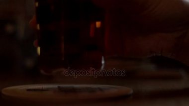 Bira cam masa üzerinde duran. Pub bar cam bira alarak el