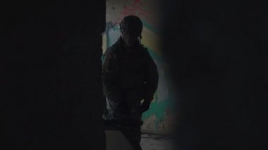 Koruyucu kask el bombası elinde tutan adam askeri. El bombası kadar üfleme