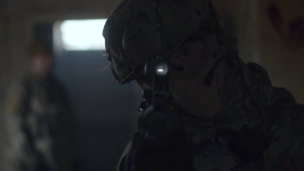 Portrét muže voják sniper v ochrannou přilbu a maska vypadá v optický hledáček — Stock video