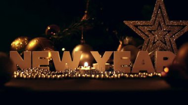 Kompozisyon yeni yıl ve tatil dekorasyon, garland ve top Noel ağacı üzerinde