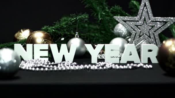 Composición Año Nuevo y decoraciones navideñas, guirnalda y pelota en el árbol de Navidad — Vídeo de stock