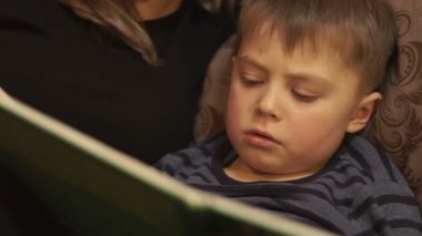 Portre birlikte bir kitap okuma ufaklık yatak yatak odasında yatan genç anne