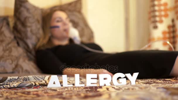 Mujer enferma en la cama en máscara de nebulizador haciendo inhalación para el tratamiento de la alergia — Vídeo de stock