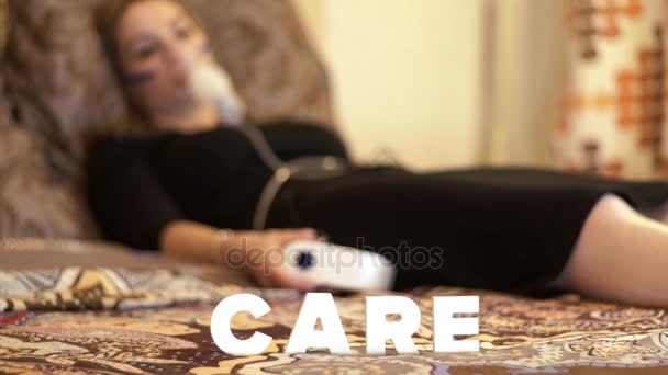 Mulher doente na cama com máscara inalatória fazendo inalação para tratamento da asma — Vídeo de Stock