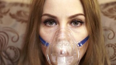 Nebulizatör maskesi zehirlenmesi astım tedavisi için yapım kadında