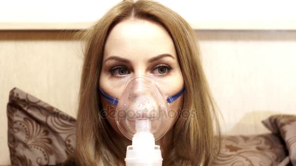 Woman in nebulizer mask making inhalation for asthma treatment — Stock Video