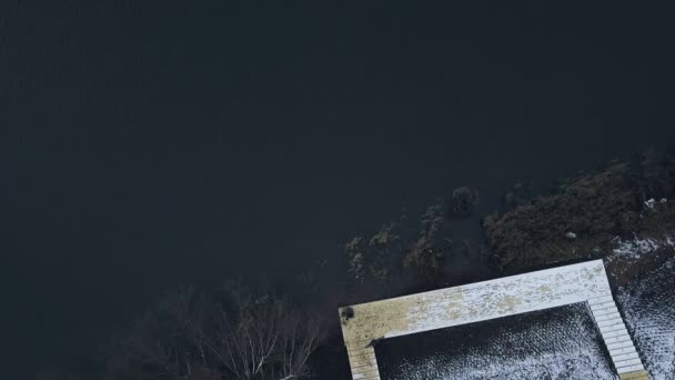 Vue aérienne pêcheur assis sur la jetée de la rivière avec canne à pêche morsure d'attente — Video