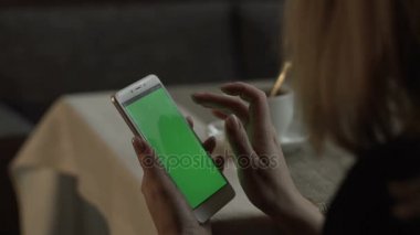 Yeşil dokunmadan kadın el cep telefonu arka plan kahve Kupası ekran
