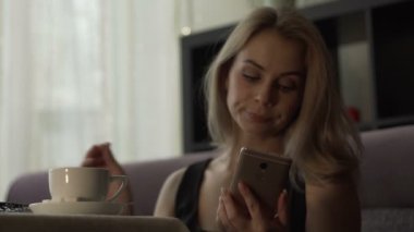 Modern café iç kahve molası sırasında Smartphone tarafından arama kadın