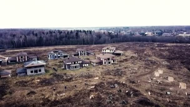 Letecký pohled na zničené budovy v chatě vesnici během vojenských operací — Stock video