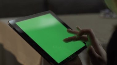 Yeşil ekran tablet pc kafede masada oturan dokunmadan eller