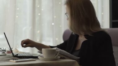 Klavye defter üzerinde yazma ve kafede günlüğüne yazma iş kadını
