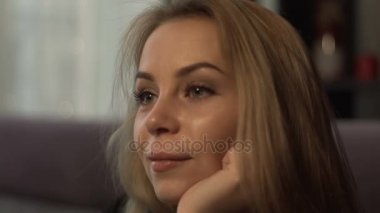 Portre romantik gülümseme ve sarı saçlı olan kadın