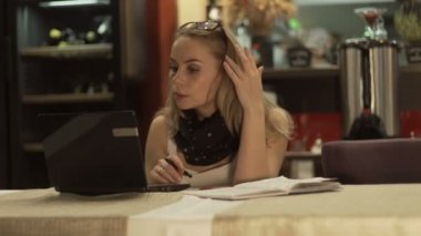 Ekran defter üzerinde seyir ve günlüğü trendy Cafe yazılı iş kadını