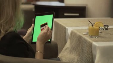Online internet mağazasında alışveriş için plastik kart ve tablet pc kullanan kadın